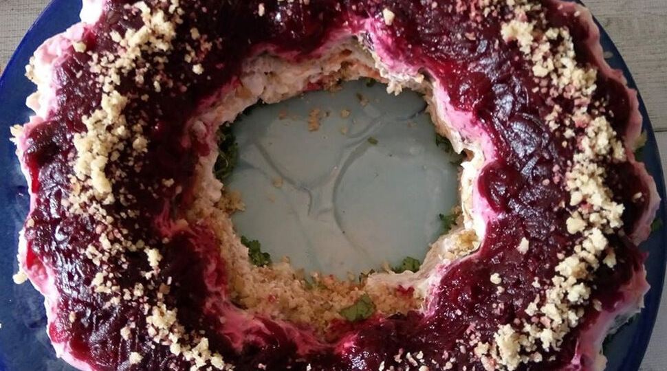 Слоёный праздничный салат со свёклой, орехами и черносливом