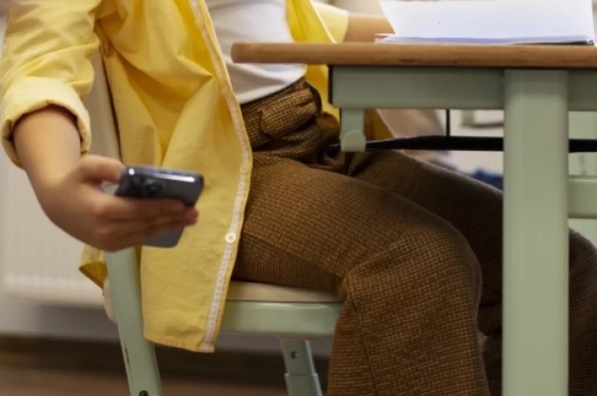    В Ярославле двоих школьников поймали с телефонами на итоговом сочинении