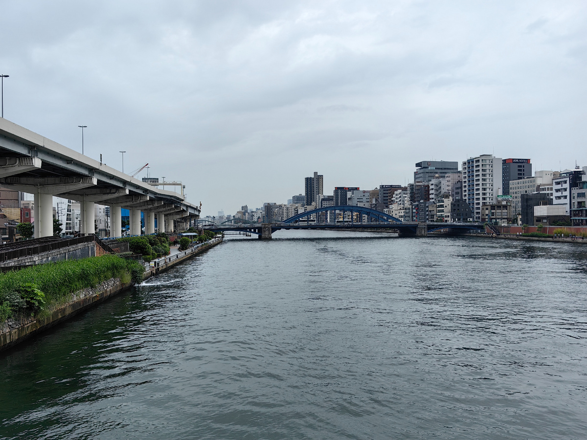 Типичный Токио... Тут для разнообразия есть река... А ведь ее может и не быть... 