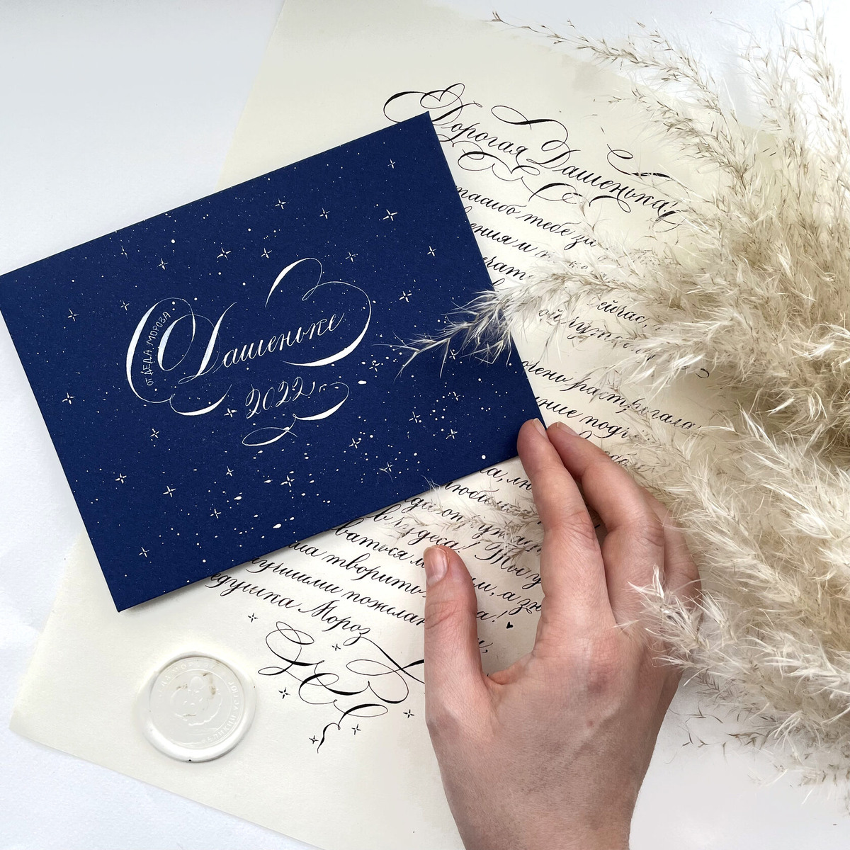 Работы, выполненные на бумаге «праздничных» цветов. Автор работ: Катя Шабанова