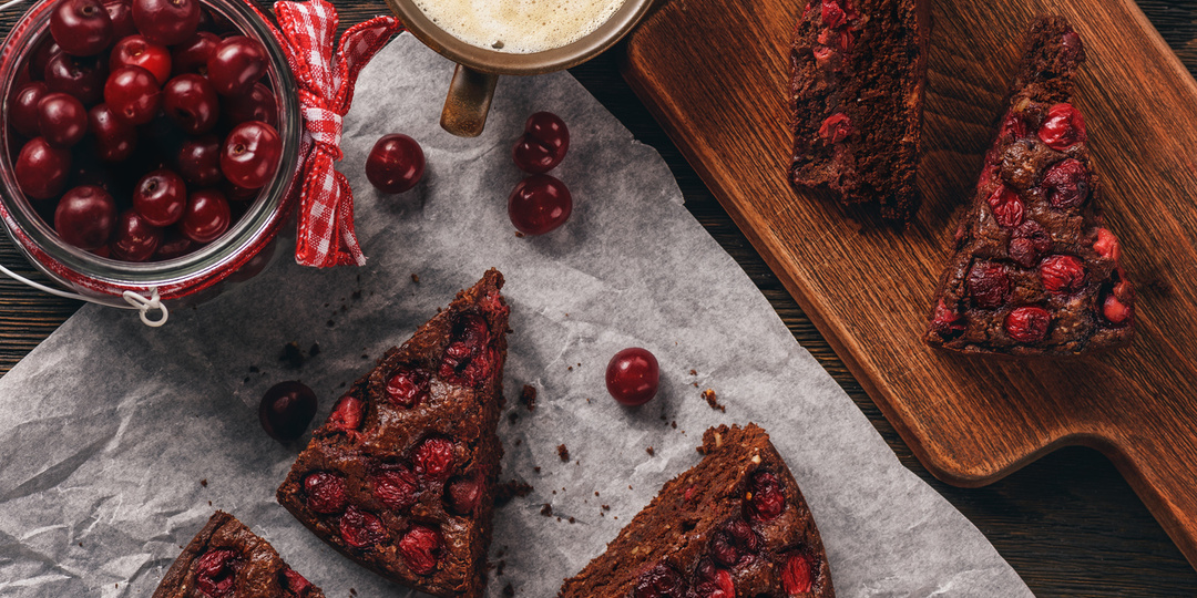 Пирог из рикотты и банана с замороженной вишней