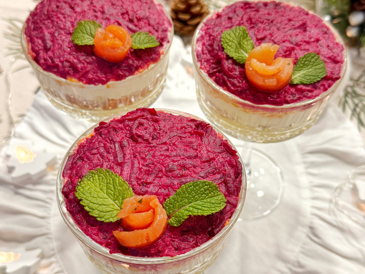 Зесь "Шубу" я решила сделать и подать в креманках на высокой ножке.