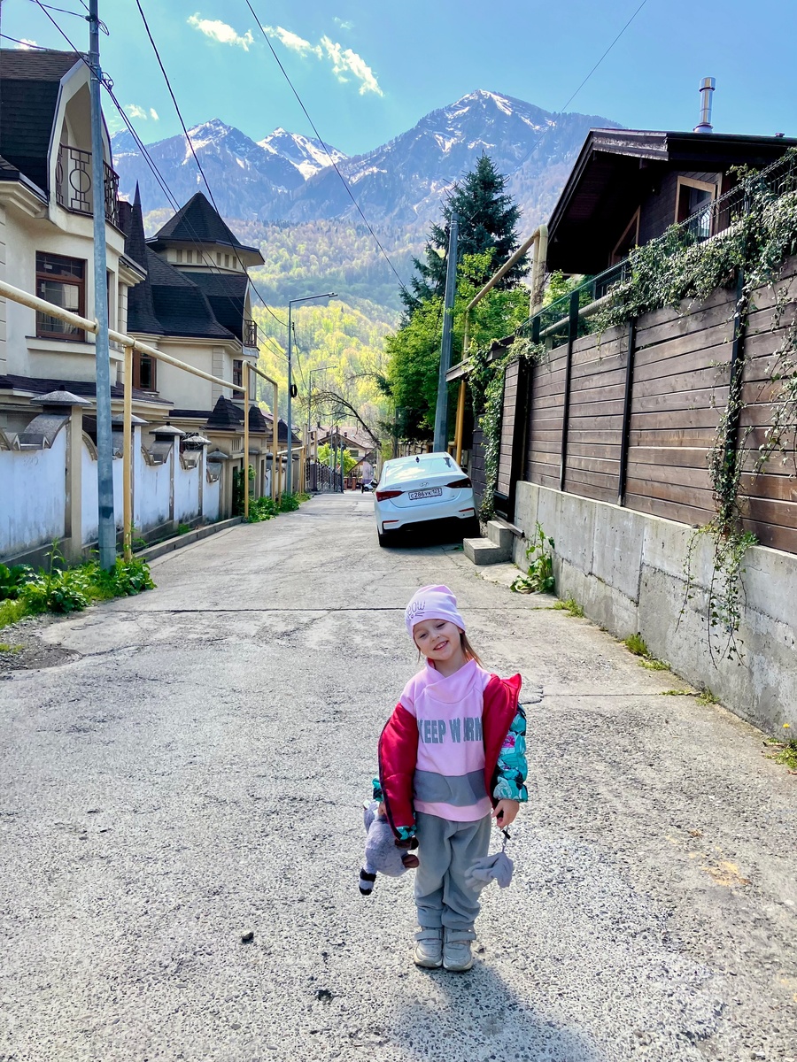 Рядом с апартаментами в Красной Поляне. Апрель 2025 г. Фото автора. Копирование запрещено. 