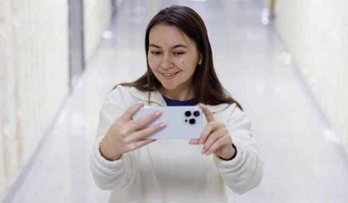     Девушка с телефоном. Источник: ngs.ru Автор фото: Алексей Волхонский