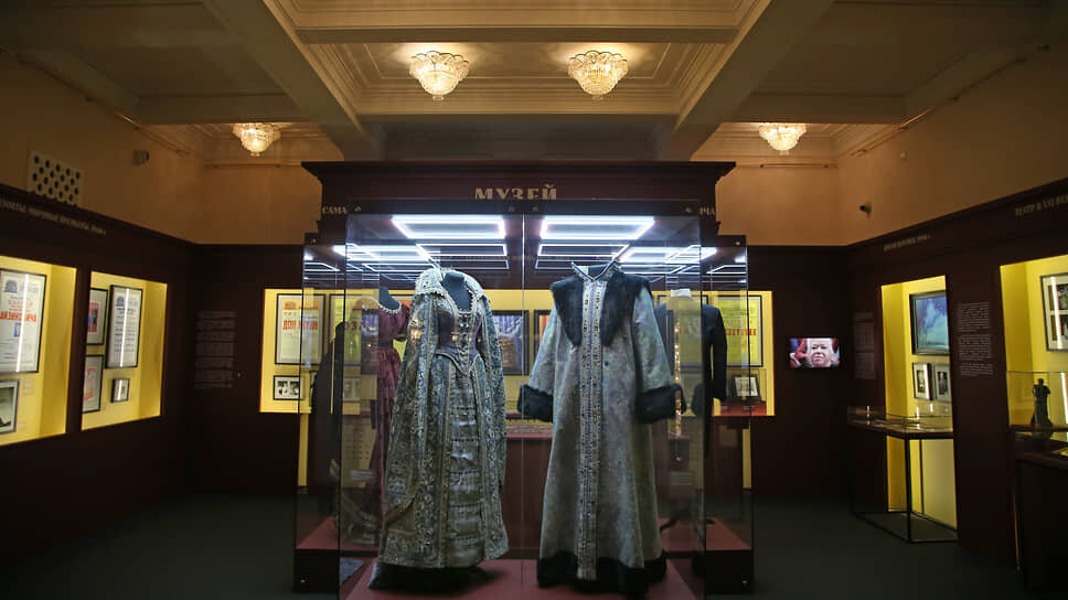 В центре зала выставлены костюмы, использованные в театральных постановках, а по периметру — блоки на тему разных периодов истории самарского оперного.📷Фото: Юрий Стрелец / Коммерсантъ