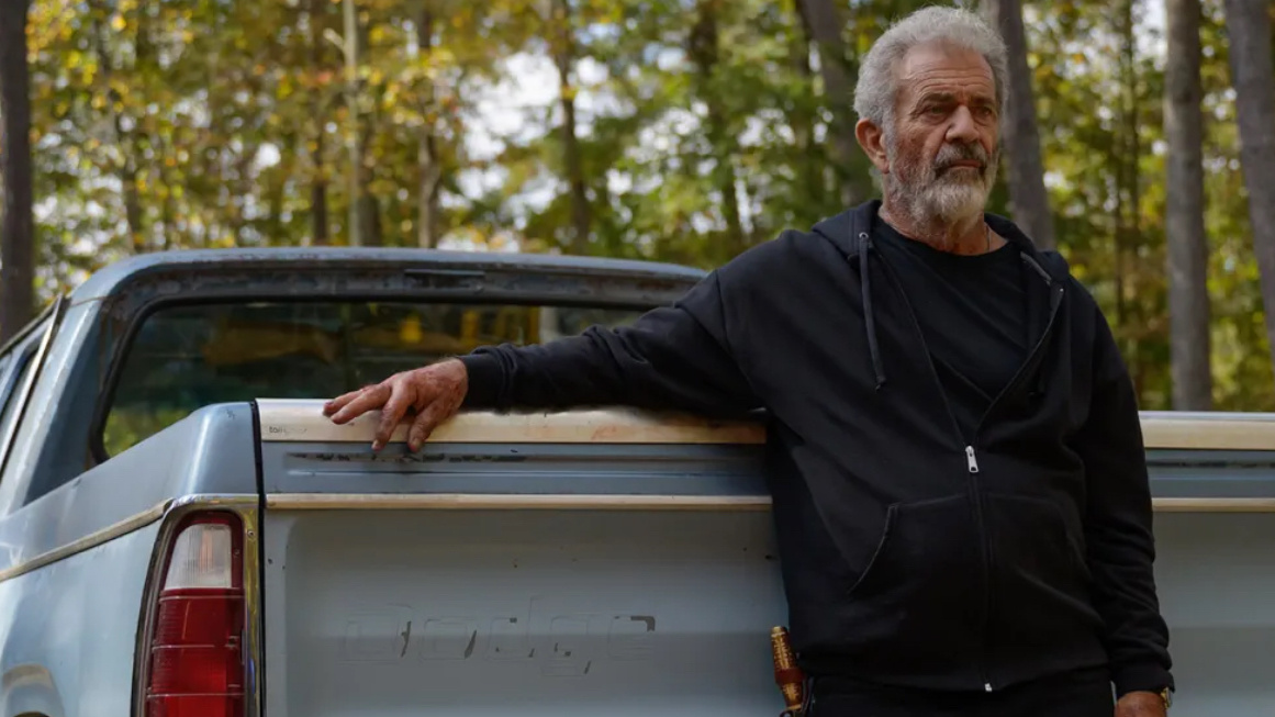 Мел Гибсон в фильме "Сезон охоты “. 