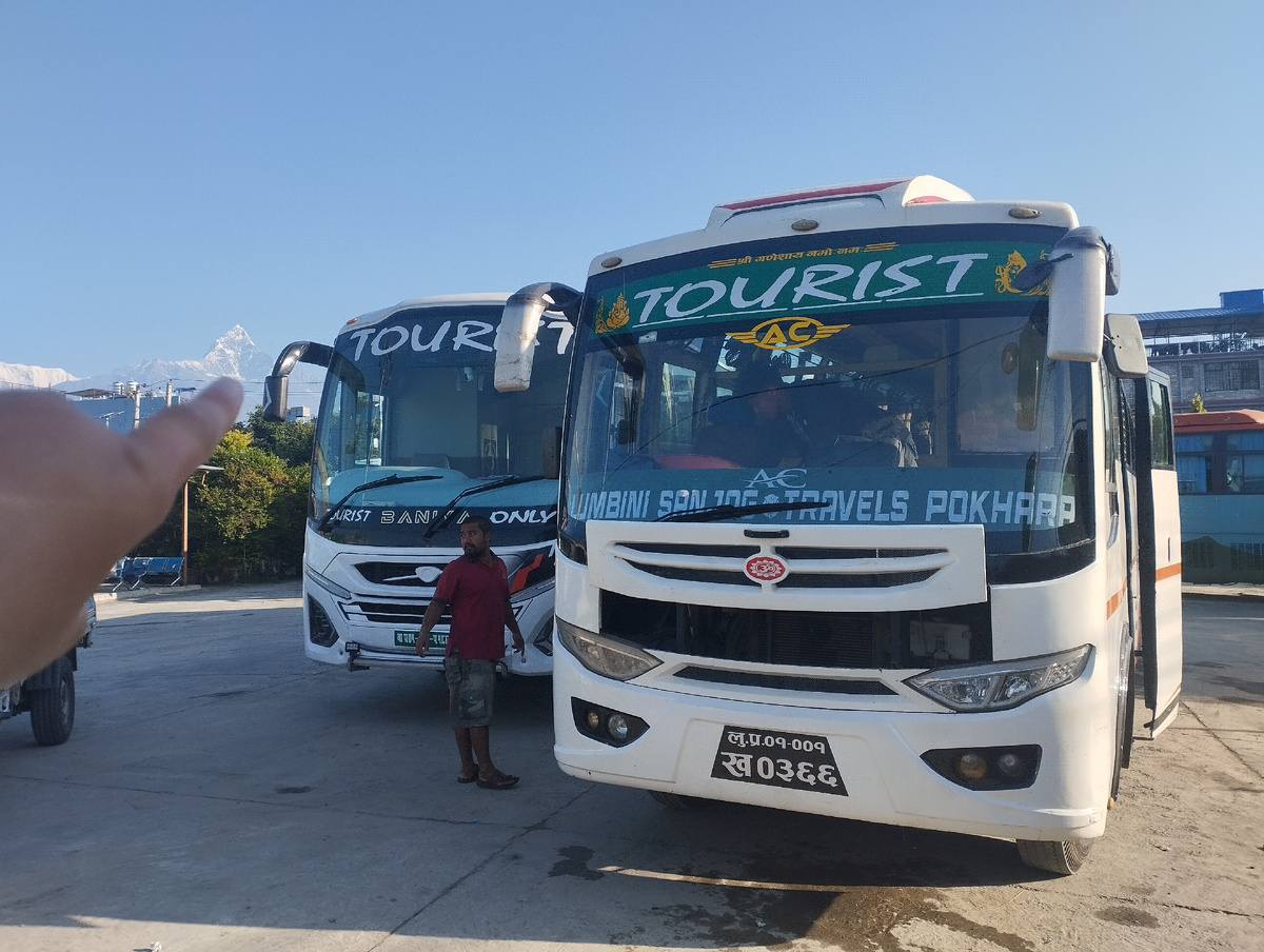 Автобус из Покхары. Там гора Мачапульчаре