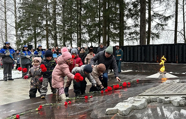 На мемориале в городе Зубцов Тверской области зажгли Вечный огонь