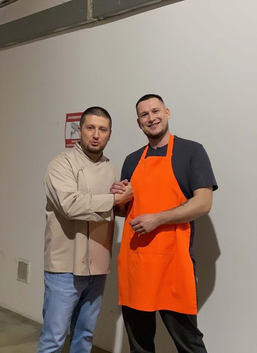 Ренат Агзамов и Никита Кравченко / Фото: паблик ВКонтакте "Крава накормит"