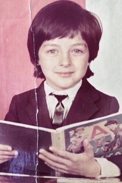    Настоящая фамилия Демиса — Карибов