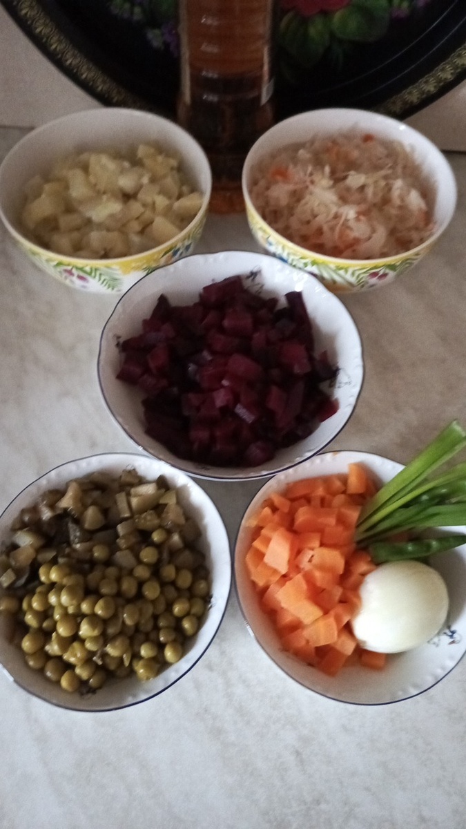 Подготовить овощи. Отварить, охладить, нарезать. Фото автора.