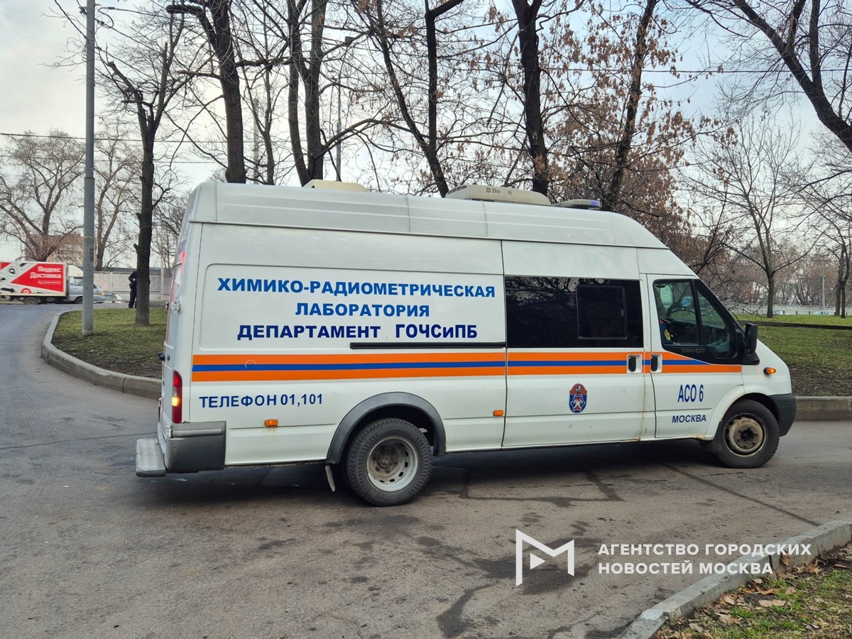 Оперативные службы у д. 54 на ул. Нижегородская, где в результате уничтожения тараканов в квартире на восьмом этаже отравились несколько человек. Фотограф: Денис Воронин