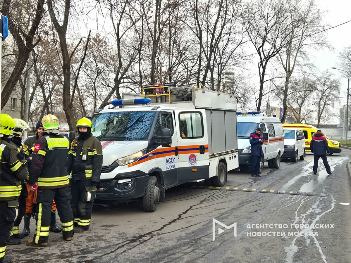 Оперативные службы у д. 54 на ул. Нижегородская, где в результате уничтожения тараканов в квартире на восьмом этаже отравились несколько человек. Фотограф: Денис Воронин