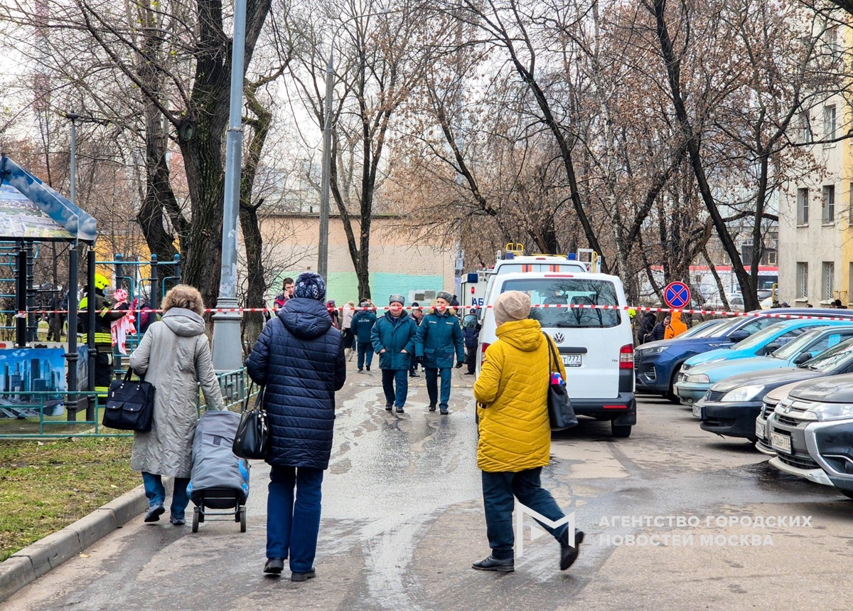 Оперативные службы у д. 54 на ул. Нижегородская, где в результате уничтожения тараканов в квартире на восьмом этаже отравились несколько человек. Фотограф: Денис Воронин