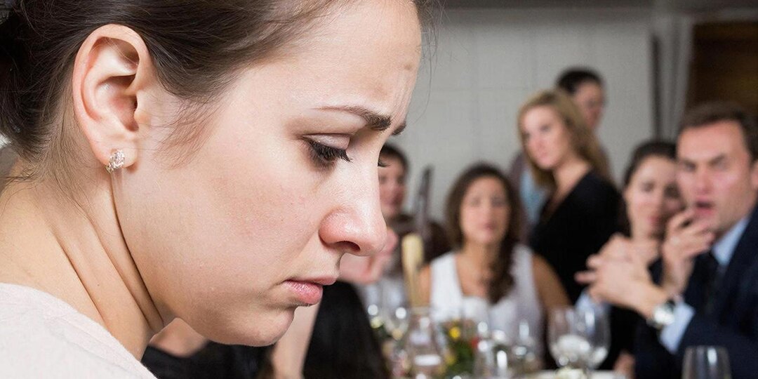 «Сиди тихо, тебя не спрашивают», — одёрнул меня муж за праздничным столом....