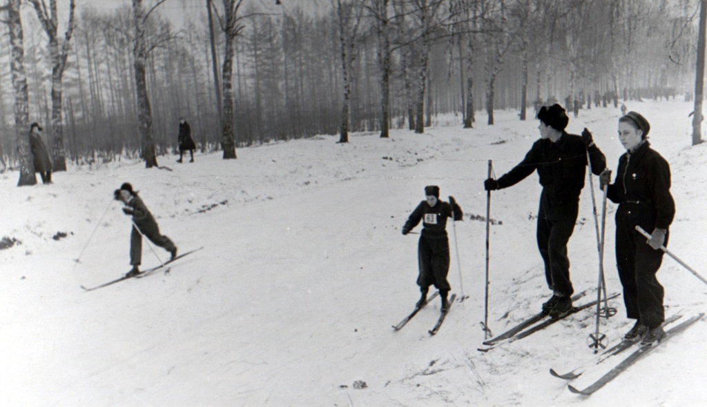 Неизвестный автор Лыжные соревнования в Парке Дата съемки: 1950 год