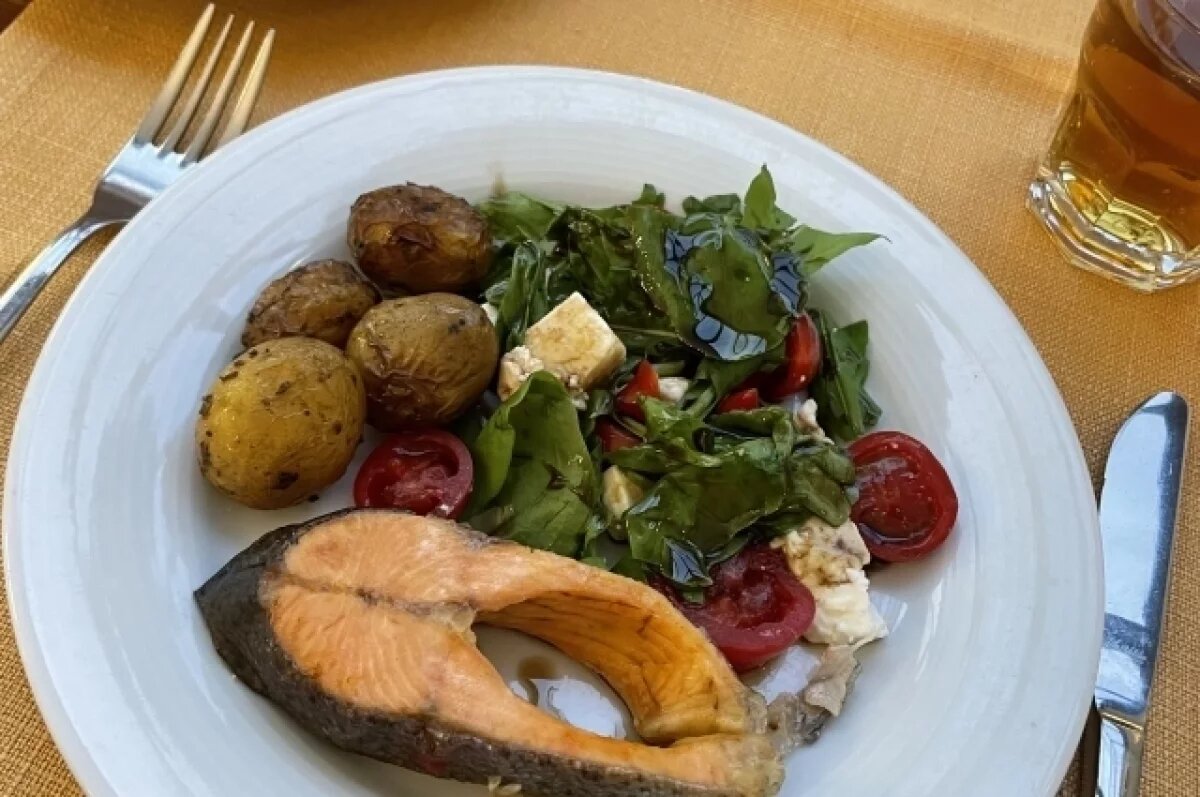    Что бы ни говорил Лукашин, а рыба всегда хорошо украшает новогодний стол.