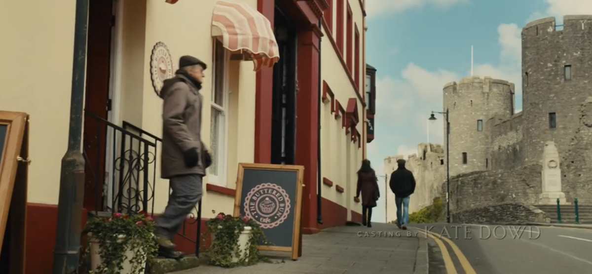 Напротив кофейни находится загадочный замок 🏰 