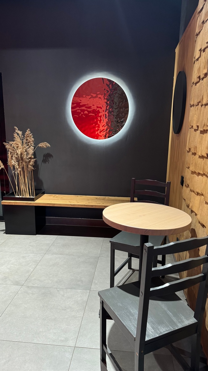 Если вы хотите почувствовать настоящую атмосферу Вологды, нельзя пропустить банный ритуал. Это не просто отдых - это часть культуры, способ расслабиться после прогулок по деревянным улицам и насыщенного дня в городе.Один из лучших вариантов это «Некрасовские бани».  Именно их мы посетили во время съёмок тревел-шоу «Едем есть. Кулинарный код России». Здесь каждая деталь создана, чтобы погрузить вас в традиционную русскую баню: просторные парилки, деревянные полки, ароматы хвои и трав. Можно выбрать классическую парную или более современный вариант с джакузи и массажными процедурами, но с сохранением духа настоящего севера. Из необычного в бани появился золотой веник для души и для денег, когда нибудь слышали о таком? А ещё можно организовать парение в 4 руки.