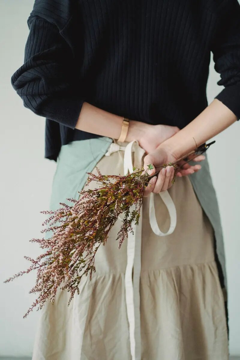  Вереск – магическое растение, открывающее врата между мирами. Поэтому считалось, что вереск, положенный под подушку, дарует вещие сны. Ирландцы использовали его в благовониях для защиты от болезней овец и для вызова духов умерших предков. Во многих странах вереск используется в свадебных букетах как символ чистого сердца, а в других странах считается, что вереск в букете невесты приносит молодожёнам неудачу и несчастье.