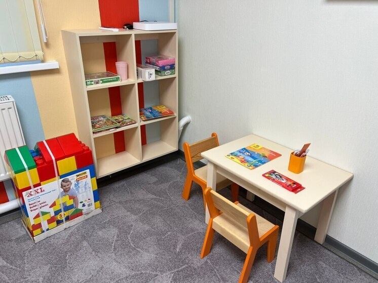     Дети медицинских сотрудников могут сделать уроки или спокойно отдохнуть под присмотром опытного воспитателя. Фото: пресс-служба Минздрава Новгородской области