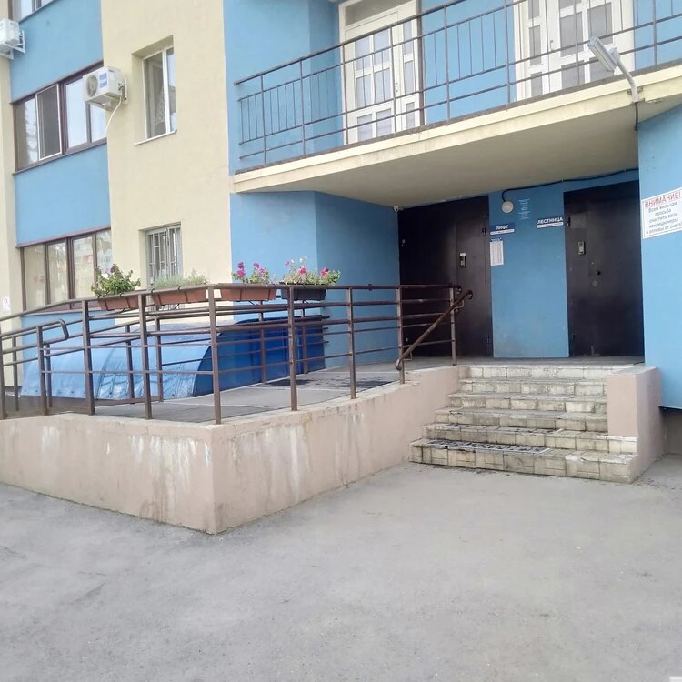 Семья жила в этом подъезде. Фото: Анастасия Реш