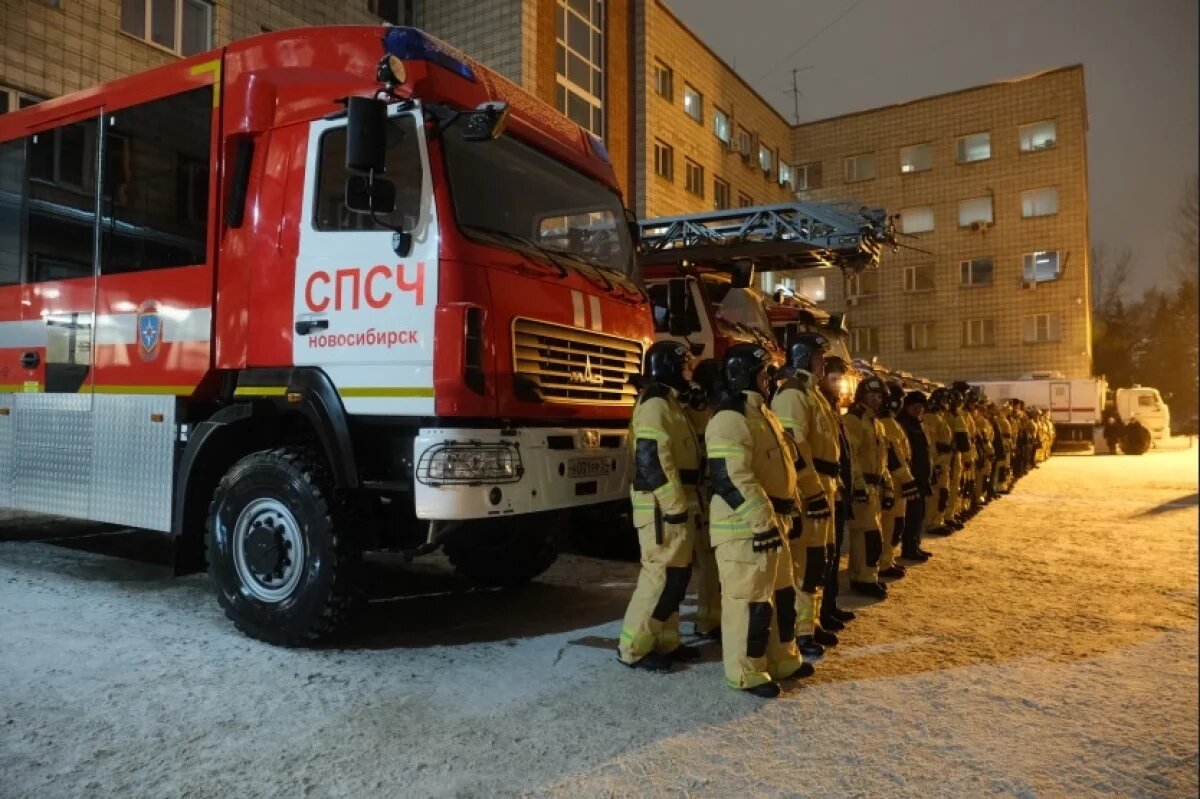    Спасатели НСО получили на 35-летие МЧС новые пожарные автомобили