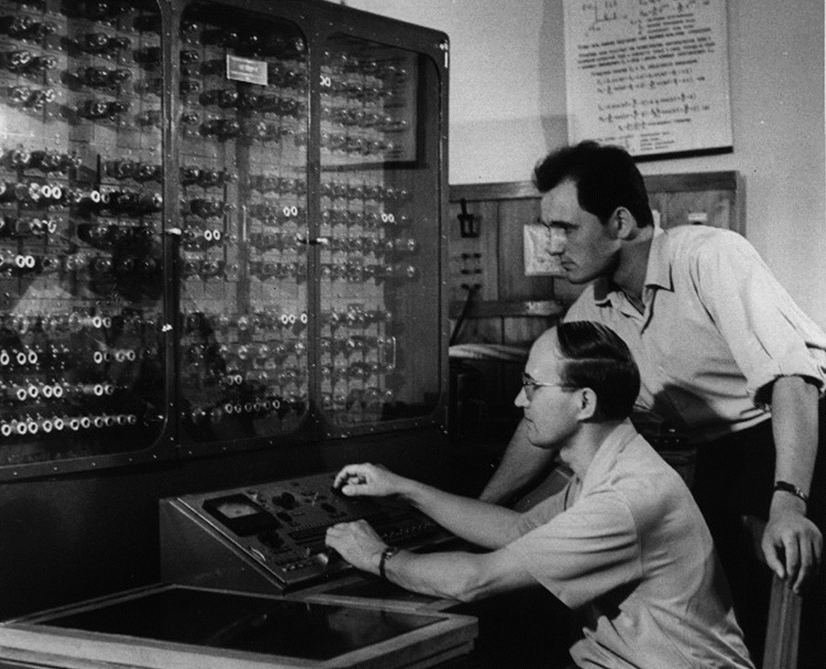 А. В. Каляев (сидит) с коллегой во время испытаний цифрового дифференциального анализатора «Метеор-1», 1961 год