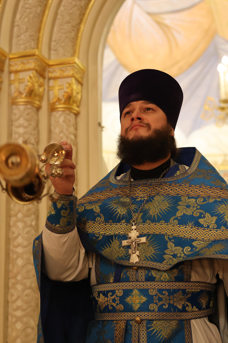 Отец Анатолий Правдолюбов. Фото моего Праздника. Листайте. Красиво он кадит с амвона. Три фото