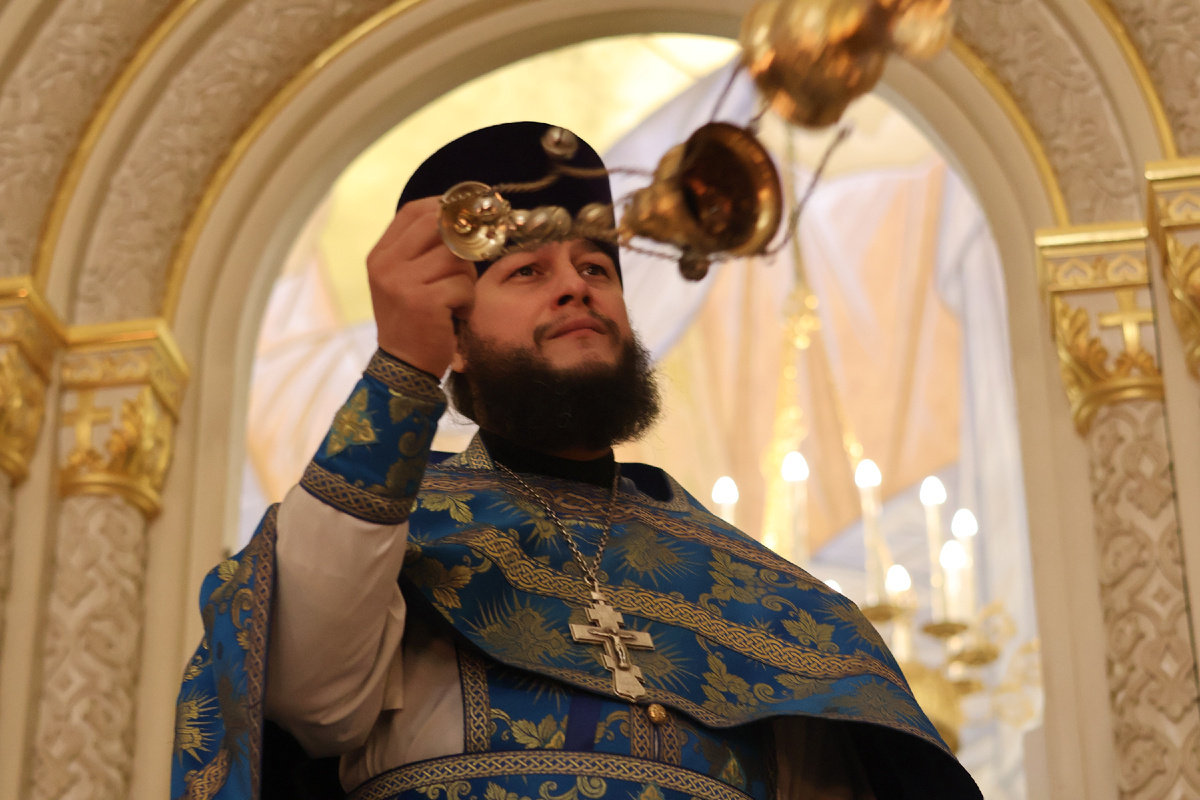 Отец Анатолий красиво поет