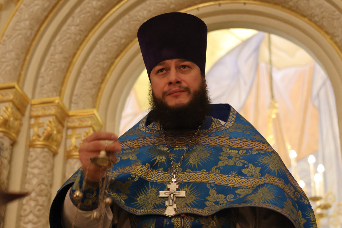 Наш батюшка. Его любят дети и женщины от двух до 99 лет