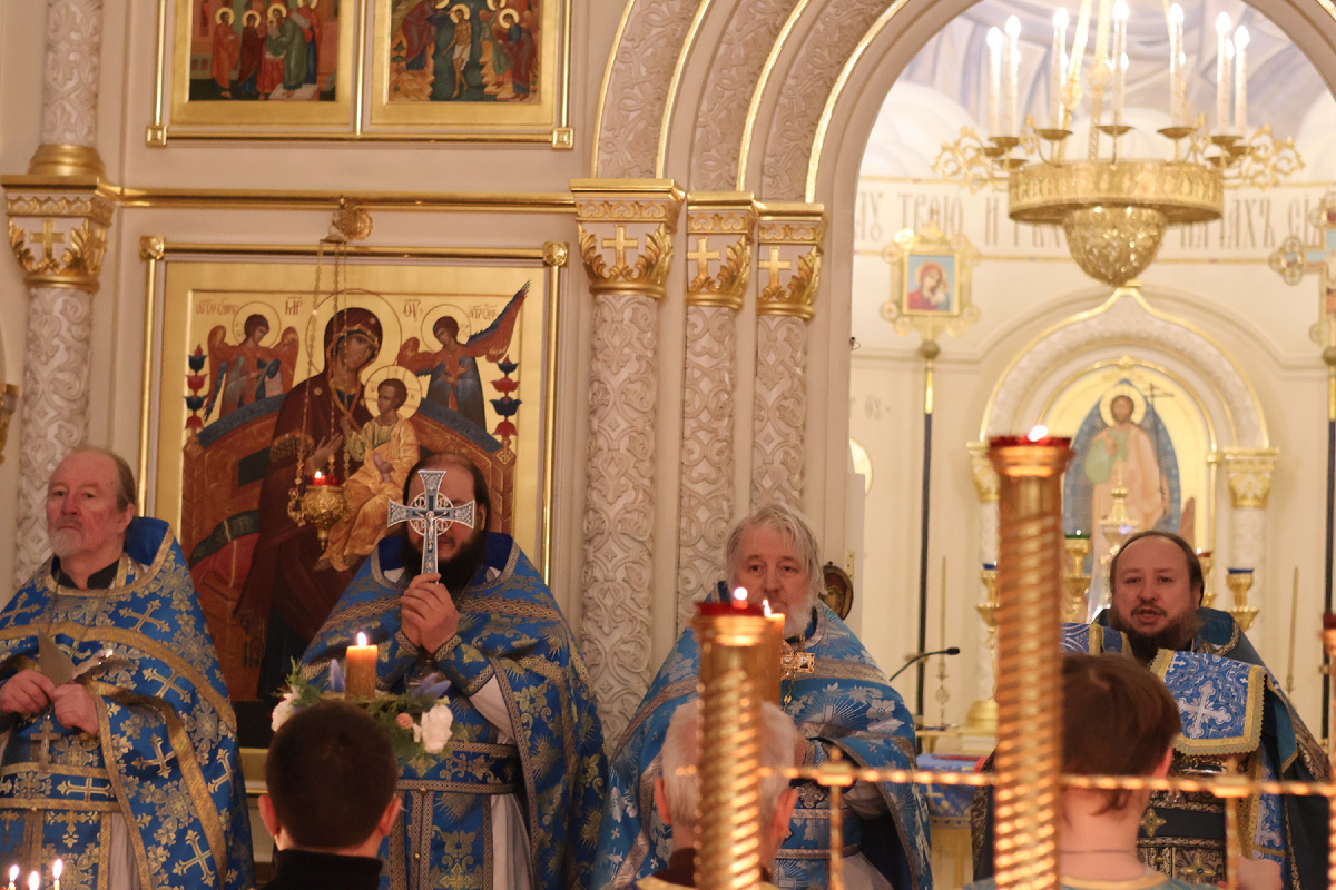 Отцы вышли  к нам: настоятель о.Александр Нарушев , о.Александр Копяткевич, о.Анатолий Правдолюбов, о.Сергий