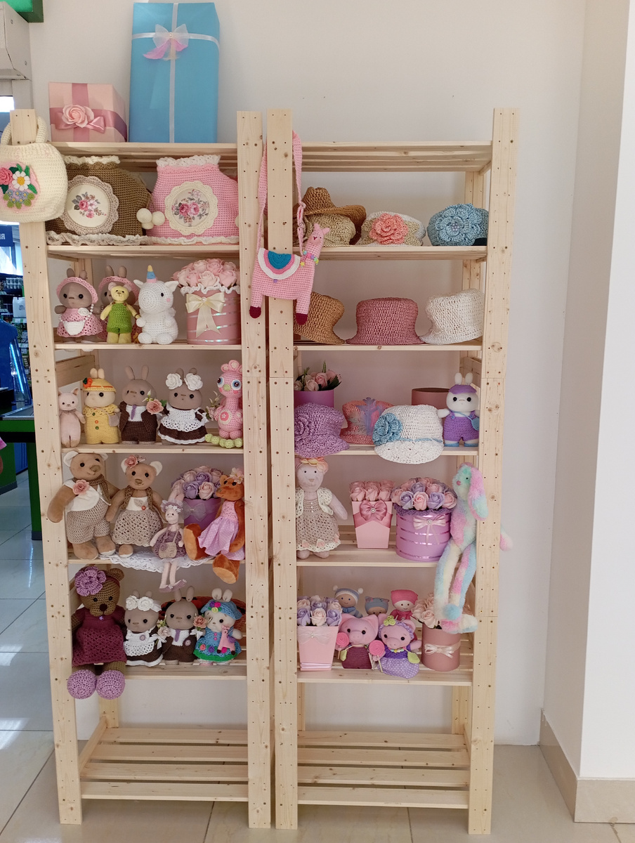 Стеллажи с игрушками