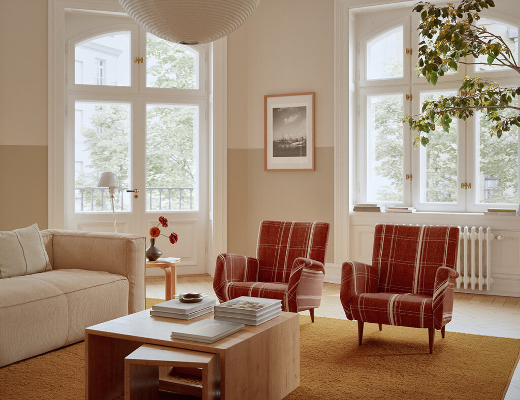 Присмотревшись, вы заметите прекрасный баланс. Чистые линии дизайна и лаконичность поверхностей. Вместе это создаёт ощущение простора в комнате. Но при этом она не скатывается в строгий минимализм!