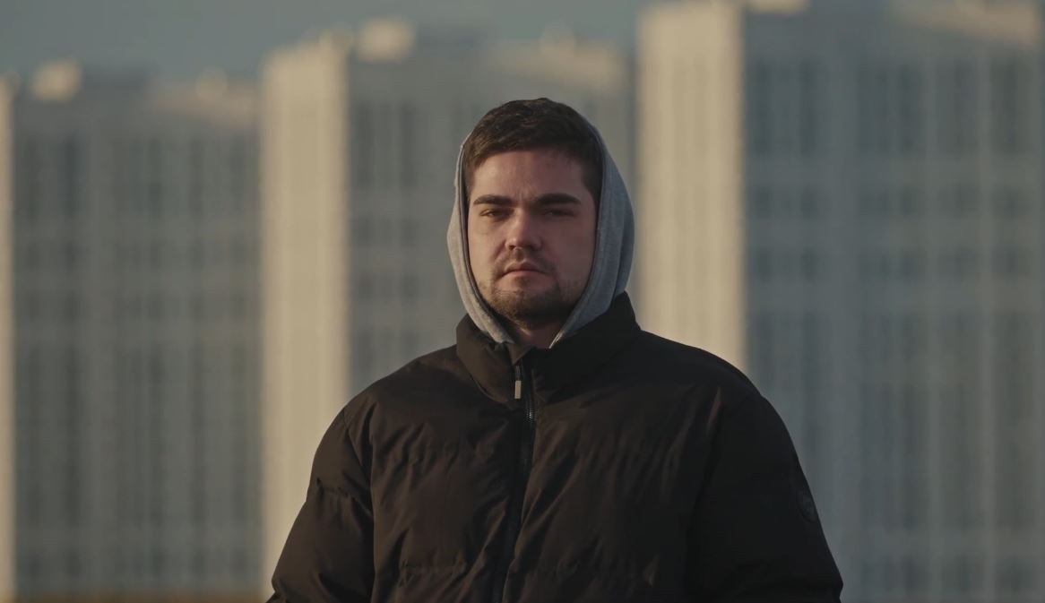 На фото Дмитрий. Кадр из документального фильма «Положительный»