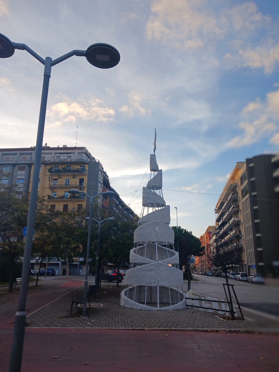Рождественнская елка в городе Бари