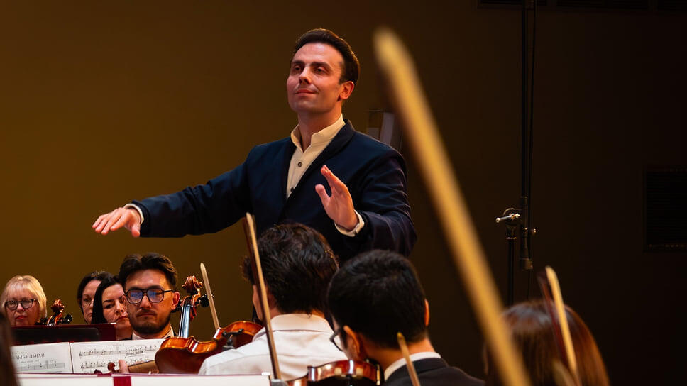 Именно с того года главным дирижером оркестра является Дмитрий Крюков.📷Фото: Идэль Гумеров / Коммерсантъ