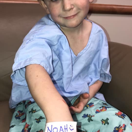 Мальчик спас сестру из огня, а затем побежал будить спящих родителей