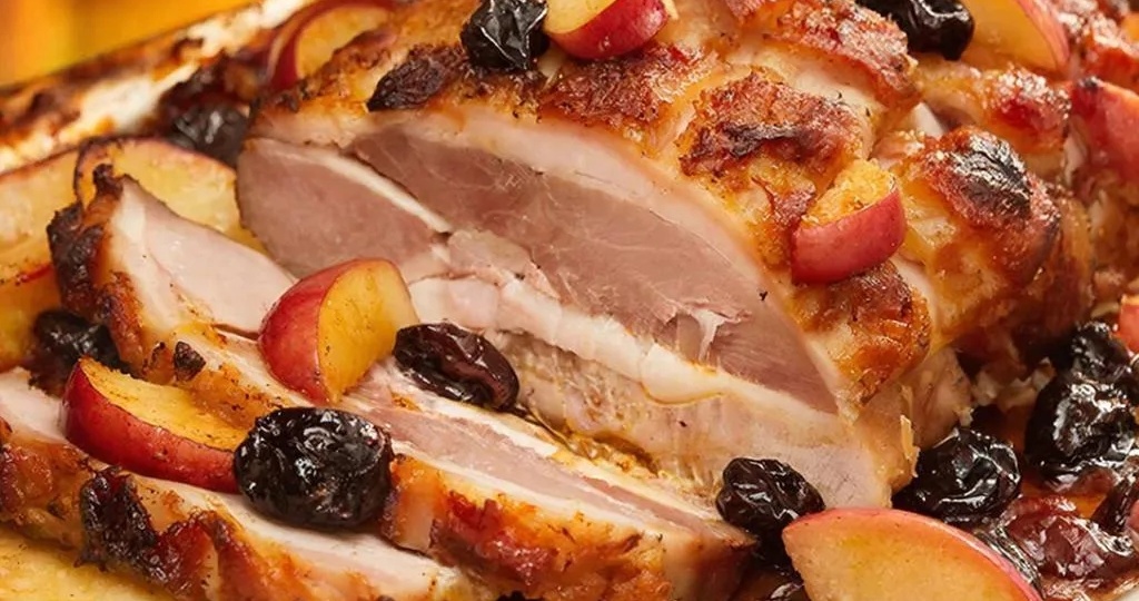 Запеченная свиная грудинка «Праздничная» с яблоками и травами