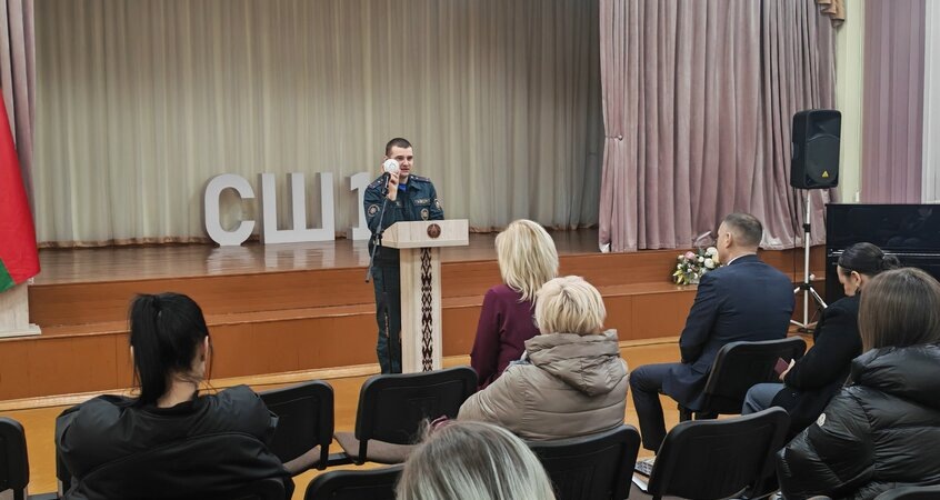    МЧС — родителям или встреча со спасателями в школе №11 Пинска: безопасность детей начинается дома