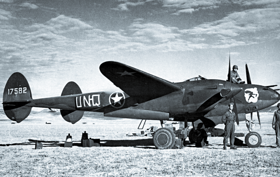 Тяжёлый двухмоторный истребитель Lockheed P-38 Lightning.