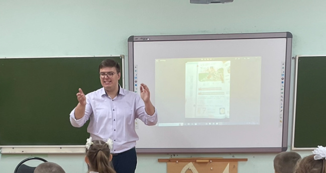 Провожу физкультминутку во время урока. Фото: Михаил Лайф Влог