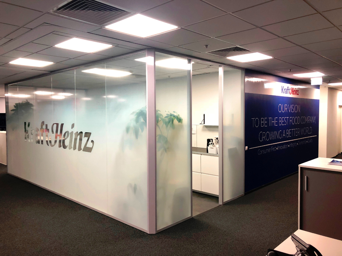 Стеклянные поверхности в офисе могут не только создавать уют, но и напоминать о вашем Бренде (фото московского офиса KraftHeinz, работы по оклейке выполнены компанией СиГор) 
