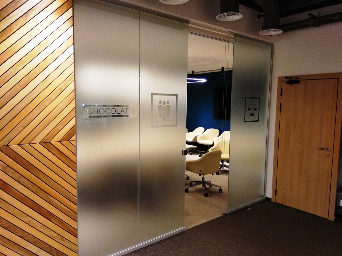 Оклеенные матовой плёнкой стёкла в переговорной (офис шоколадной компании Callebaut в Москве) 
