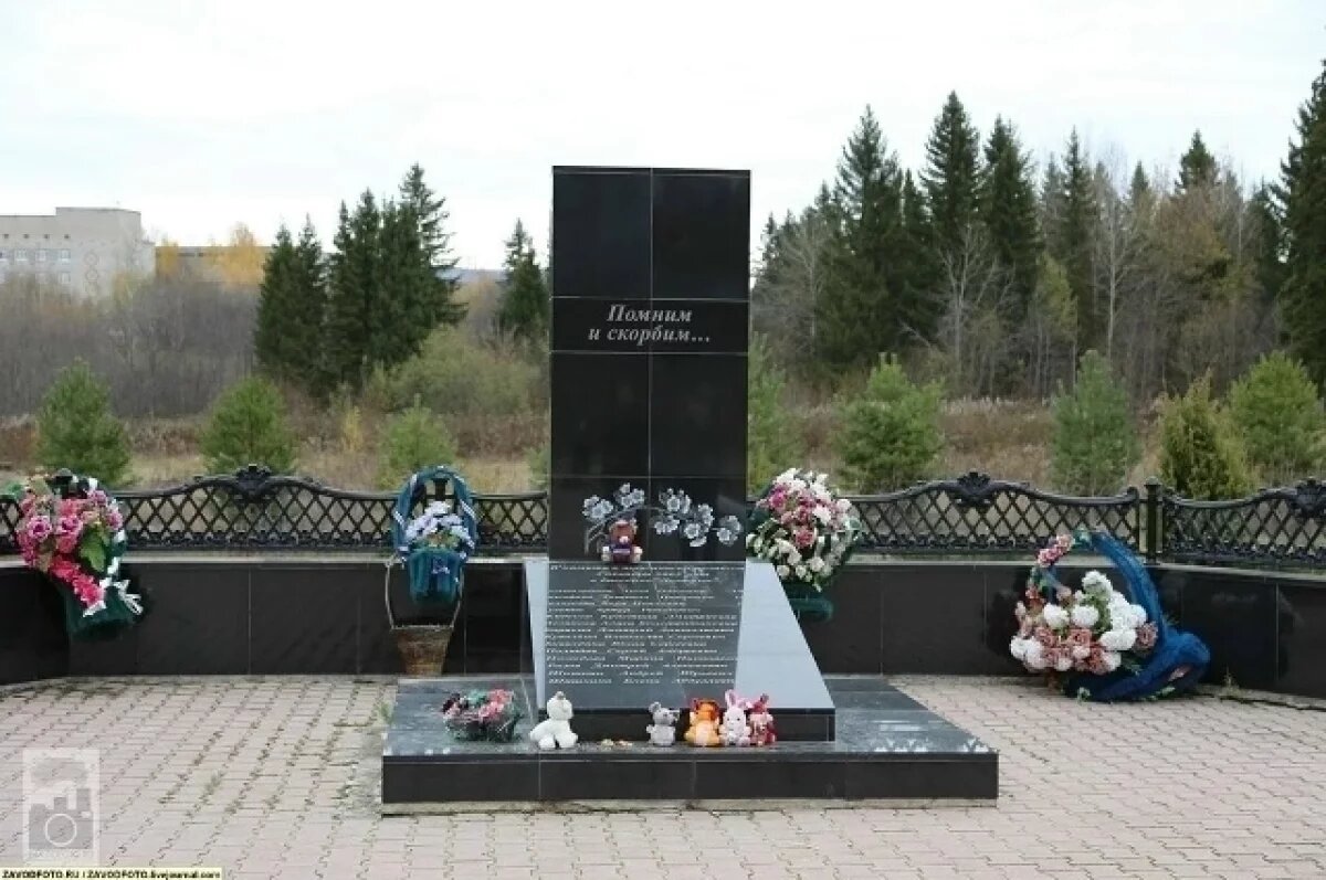    Мемориал погибшим в ходе обрушения кровли в спортивном комплексе «Дельфин»