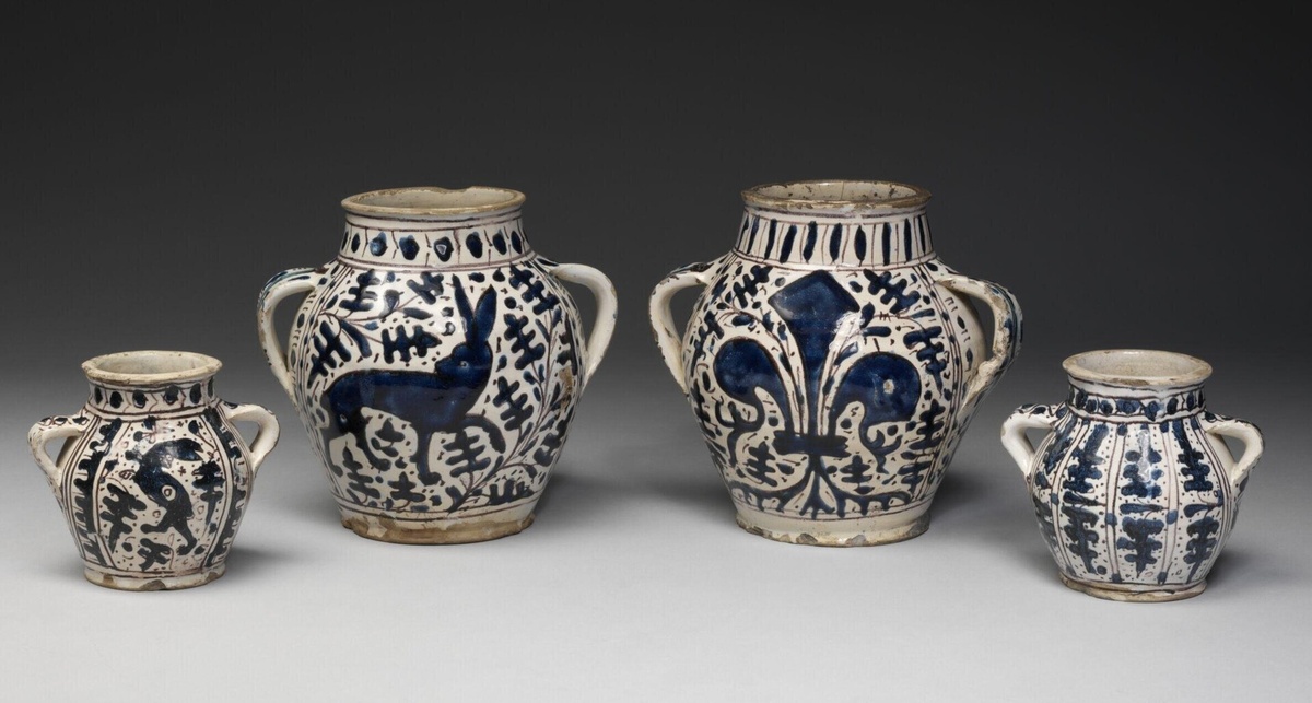 Сосуды для лекарств. 1420–1450. Художник — Джунта ди Туджо (итал. Giunta di Tugio, XV в.). Музей Виктории и Альберта, Лондон
