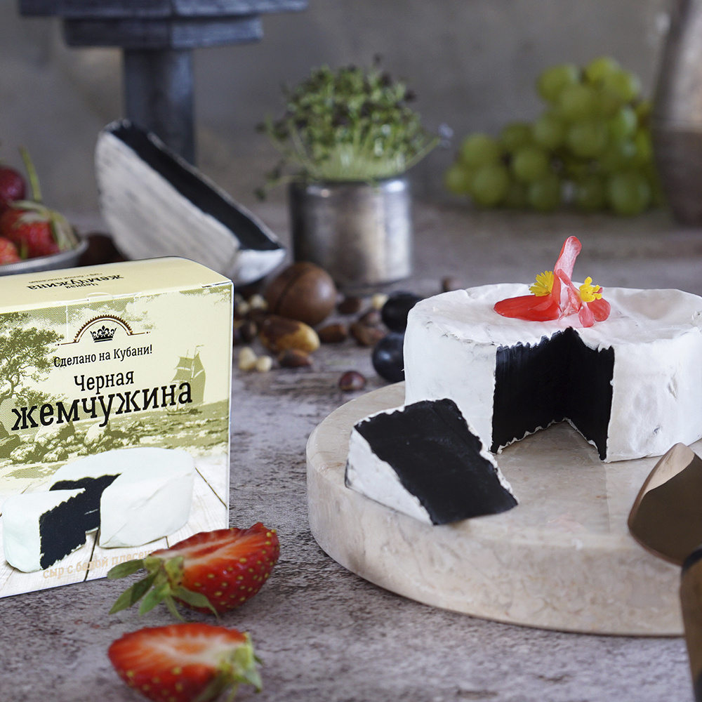    Этот сыр из коровьего молока с нежной, бархатистой корочкой из белой плесени, яркий представитель группы французских сыров с поверхностной белой плесенью, мягкой нежной, но в меру упругой консистенцией, которая по мере созревания становится текучей.
Уникальность сыра в цвете сырного теста, полученного с помощью натурального красителя - угля растительного.
       Яркий контраст черного сыра и белоснежной, нежной корочки - безусловно незаменимое украшение сырной тарелки на вашем столе