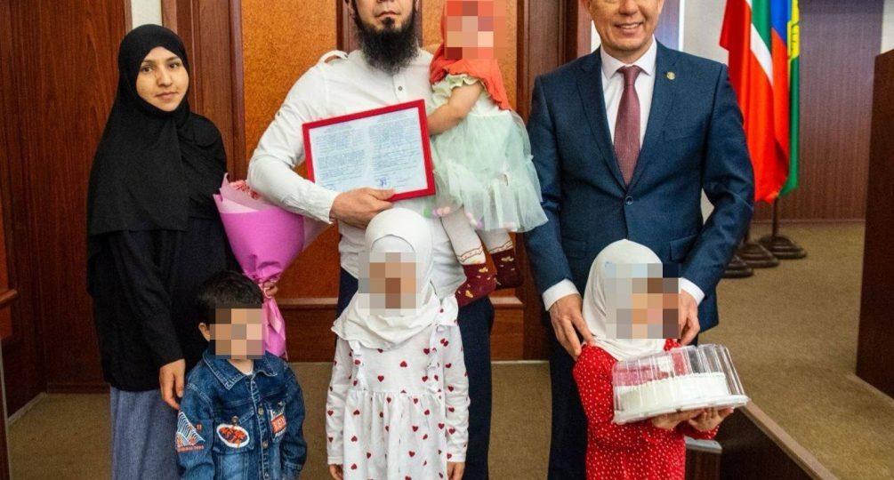 Еще один «сгорел» на работе: к щедрому к мигрантам экс-мэру Нижнекамска пришли с обысками