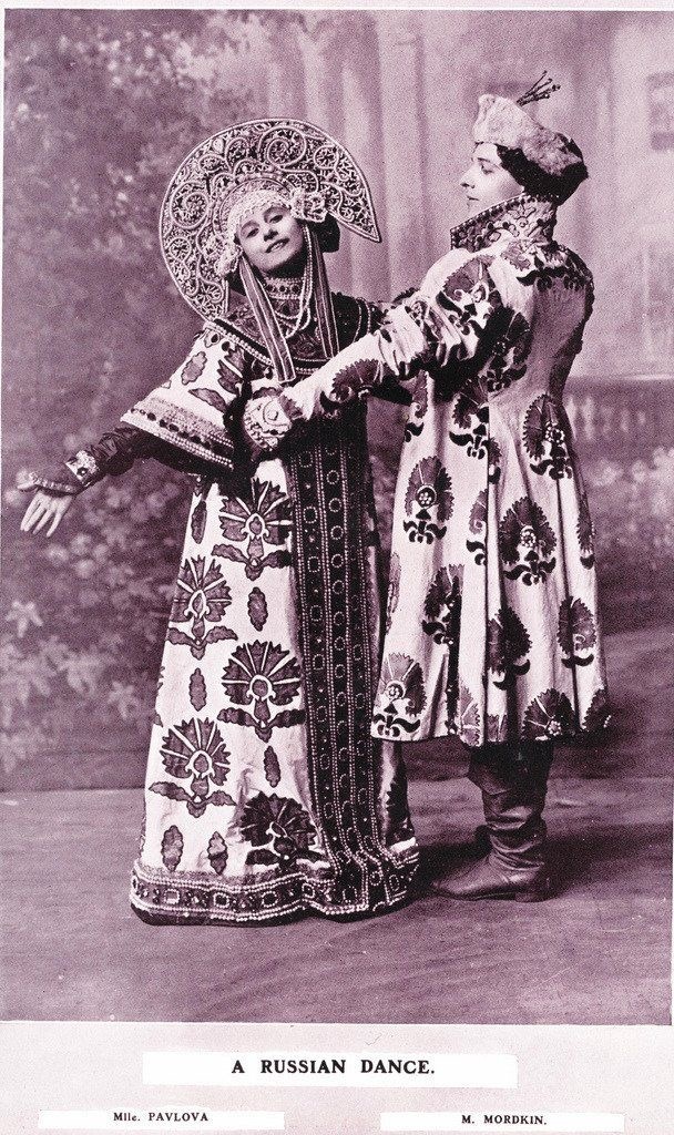 Павлова и Мордкин, фотопортрет в русских костюмах. 