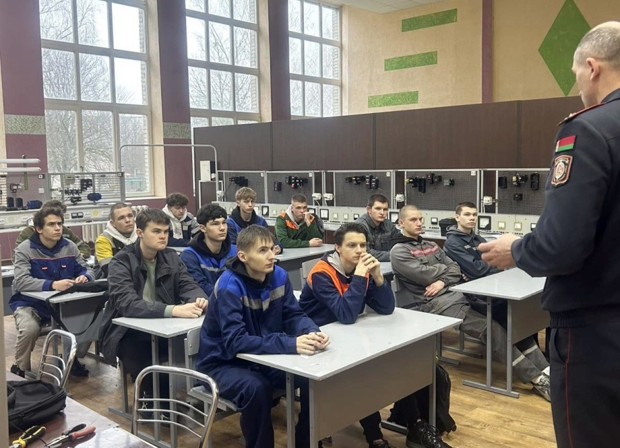     О поступлении в высшие учреждения образования МВД говорили с выпускниками Слуцкого государственного колледжа
